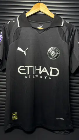 ⚫🔵 Manchester City Alterna Negra 2025 Un diseño moderno y elegante que refleja la fuerza de los citizens 💥. ✨ Con escudo y marca termosellados, acabado premium y lleno de detalle. 💨 Confeccionada en tela ligera y fresca, perfecta para el día a día o para alentar al City con estilo. 🔥 Una camiseta que combina comodidad, calidad y personalidad en cada costura. 📦 Envíos a todo el Perú 🚚 Delivery rápido en todo Lima #camisetas #peru🇵🇪 #limaperu #manchestercity #futebol 