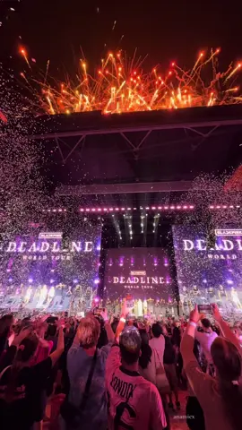 my pinks 4ever <3 I am so proud of them #blackpink #deadline_in_london #deadlinetour #blackpinkinyourarea #wembleystadium @blackpinkofficial 