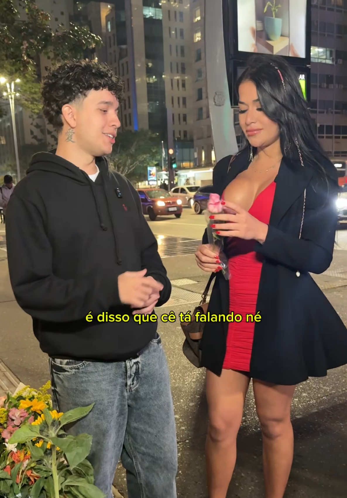 Filipe Tinoco encontra bela moça e namora por 20 minutos…