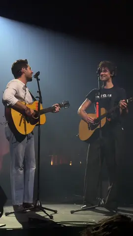 SHAWN & NIALL 🚨🚨🚨 singing This Town #shawnmendes #niallhoran #ontheroadagain #ontheroadagainlondon @ShawnAccess @Shawn Mendes @Niall Horan 