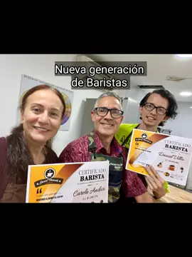 ​Dos días intensivos, ¡y ahora somos baristas! ☕️✨ Sumérjanse con nosotros en el fascinante mundo del café. En este curso de barismo exploramos desde las bases: ​🧐 Conocimiento del grano: aprendimos sobre los diferentes tipos de café que existen, sus especies y variedades, y cómo identificar sus defectos. ​⚗️ Métodos de extracción: nos sumergimos en las técnicas de filtrado y preparación, perfeccionando cada detalle. ​⚙️ Dominio del espresso: calibramos, preparamos y entendimos cada parte de la máquina para crear el espresso perfecto. ​🎨 El arte en la taza: y por supuesto, ¡no podía faltar el latte art! Creamos diseños increíbles para coronar cada bebida. ​Un fin de semana lleno de aprendizaje, aroma y, sobre todo, mucha pasión por el café. ¡Gracias a todos los que nos acompañaron en esta experiencia! #cursodebarista #cursodebarismo #cafeteria #panaderia #amantesdelcafe 