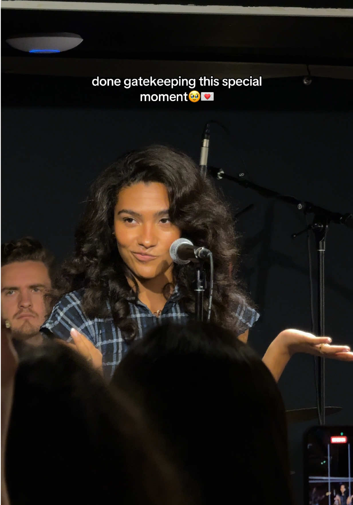 this video isn’t perfect, but it might be😉♥️!! so proud of @Olivia Dean & thankful to hear my fav song in this fun acoustic way😭!! #oliviadean #bridgetjones #itisntperfectbutitmightbe #roughtradenyc #fyp @Rough Trade US 