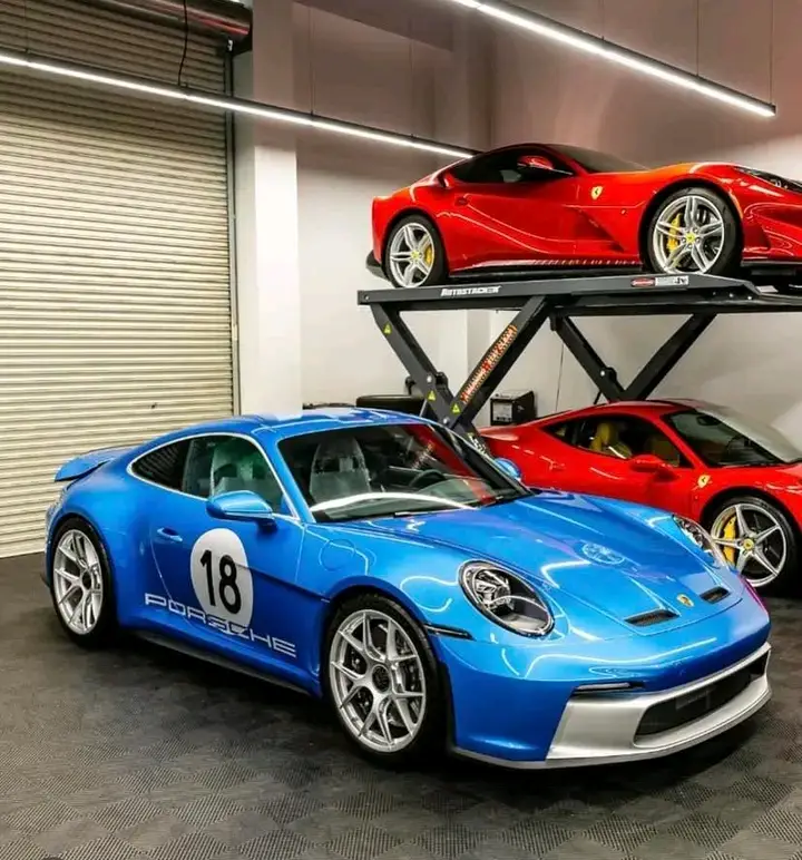 Azul metálico South Sea neste 911 S/T em Fresno, Califórnia