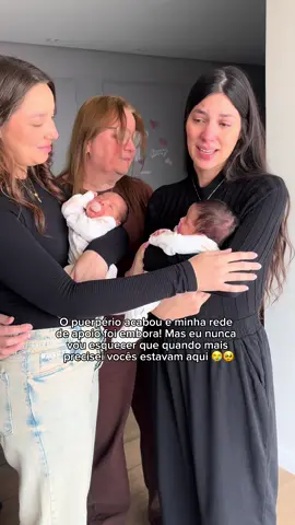 A minha família é benção do senhor, Eu nem sei como seria se vocês não tivessem aqui cmg, eu toda insegura cheia de medo e vocês seguraram a minha mão e me ajudaram. Largaram a casinha e o conforto de vcs e vieram pra cá dormir num colchão apertadinho no quarto das geminhas. Fizeram de tudo pra que eu passasse por esse momento tão delicado da forma mais leve possível. Obrigada por serem a melhor família que eu poderia ter . Eu sei que eu que escolhi vir morar longe e tornei as coisas mais difíceis pra nós, mas eu vim atrás de um sonho, o sonho de dar certo no meu trabalho e poder recompensar tudo oq vocês já fizeram e fazem por mim. Eu creio que Deus vai abrir as portas e nos vamos morar todos juntinhos aqui em São Paulo. Eu amo muito vocês 😭🙏💖💖 #familiademilhoes #fyy #tudopelasgeminhas #gemeas 