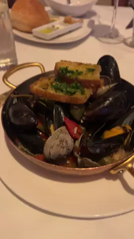 Buona sera e buon pomeriggio a tutti, guarda che bello simply the best like the Chatterbox in Pleasantville, New York enjoying Boston, Massachusetts#Giuseppe #fypage #CHATTERBOX #BostonEncore @Encore Boston Harbor 