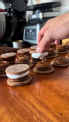 un poco de nuestro día a día.. espero les guste 🤎🧑🏽‍🍳 #alfajoresartesanales #alfajores #merengue #dulcedeleche #food 