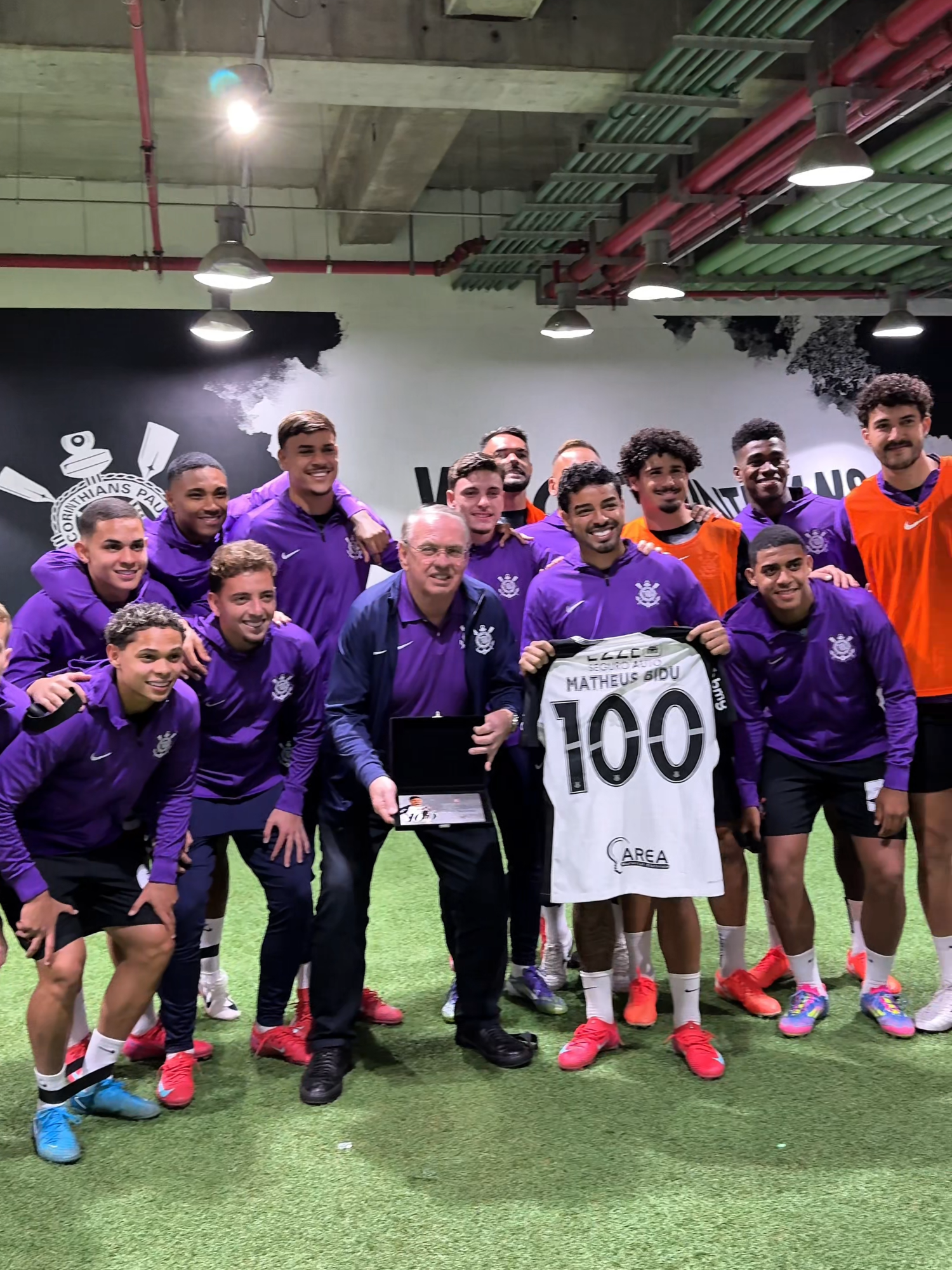 💯 jogos do Matheus Bidu! Antes do aquecimento, o nosso lateral-esquerdo recebeu a homenagem por ter completado a marca de 100 partidas com a camisa do Corinthians! 👏🏽 #SCCPxBAH#VaiCorinthians