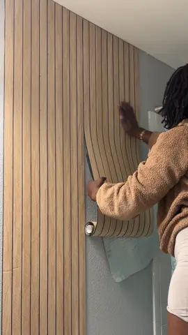So easy to use and renter friendly #woodpanelwallpaper #renterfriendlydecor #renterfriendlywallpaper 