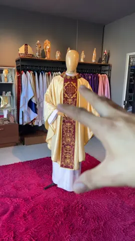 “To celebrate the priesthood, we created this chasuble especially for ordinations: golden liturgical fabric, embroidered collar and orphrey, golden arabesques, and at the chest, the sacred monogram JHS. A piece of faith and beauty that honors the altar.” “Para celebrar o sacerdócio, criamos esta casula pensada especialmente para ordenações: tecido litúrgico dourado, gola e galão bordados, arabescos em ouro e, no peito, o sagrado monograma JHS. Uma peça de fé e beleza que honra o altar.”#padre #paramenti #popefrancis #casulas 