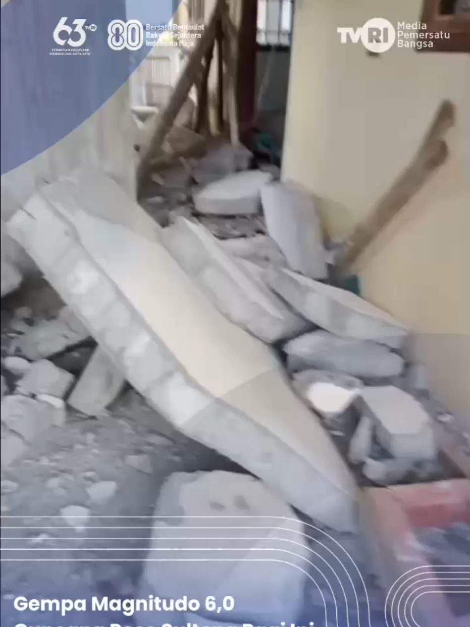 Gempa bumi berkekuatan magnitudo 6,0 mengguncang wilayah Poso, Sulawesi Tengah, pada Minggu (17/8/2025) pagi ini. Mengutip dari akun media sosial X resmi BMKG, gempa itu terjadi pukul 5.38 WIB. Pusat gempa di permukaan bumi atau episentrum berada sekitar 18 kilometer barat laut Poso. Hiposentrum atau pusat gempa di bawah permukaan bumi berada pada kedalaman 10 kilometer. Atas gempa yang terjadi, BMKG menyatakan tak ada potensi tsunami. #TVRI #TVRINasional #MediaPemersatuBangsa 