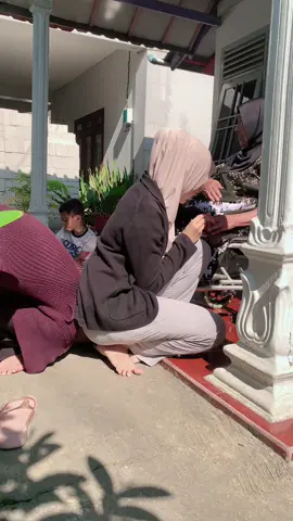 Seringkali. Kita selamat bukan karena keberuntungkan. Tapi doa Ibu yg Allah kabulkan🤍