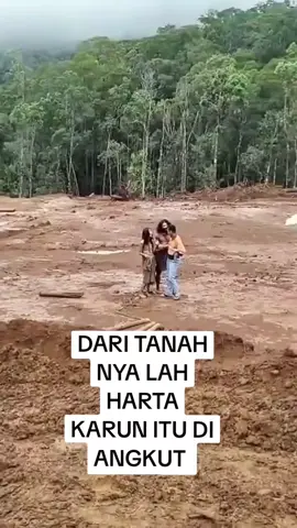 Kabar beredar viral di media sosial, tiga orang dari suku Tobelo Dalam atau O'Hongana Manyawa menyambangi lokasi pertambangan Kaorahe di wilayah hutan Halmahera, Maluku Utara (Malut). Apa yang terjadi sehingga mereka keluar dari hutan dan menyambangi area pertambangan? Dalam video beredar, tampak tiga orang yang disebut sebagai anggota suku Tobelo Dalam, atau disebut sebagai suku Togutil, yang mendiami belantara hutan Halmahera mendatangi area pertambangan. Terlihat satu orang pria dan dua orang wanita mendekat dengan perlahan ke area tambang