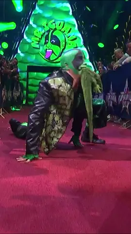 it’s iguana time at #triplemania! 🦎 #WWE
