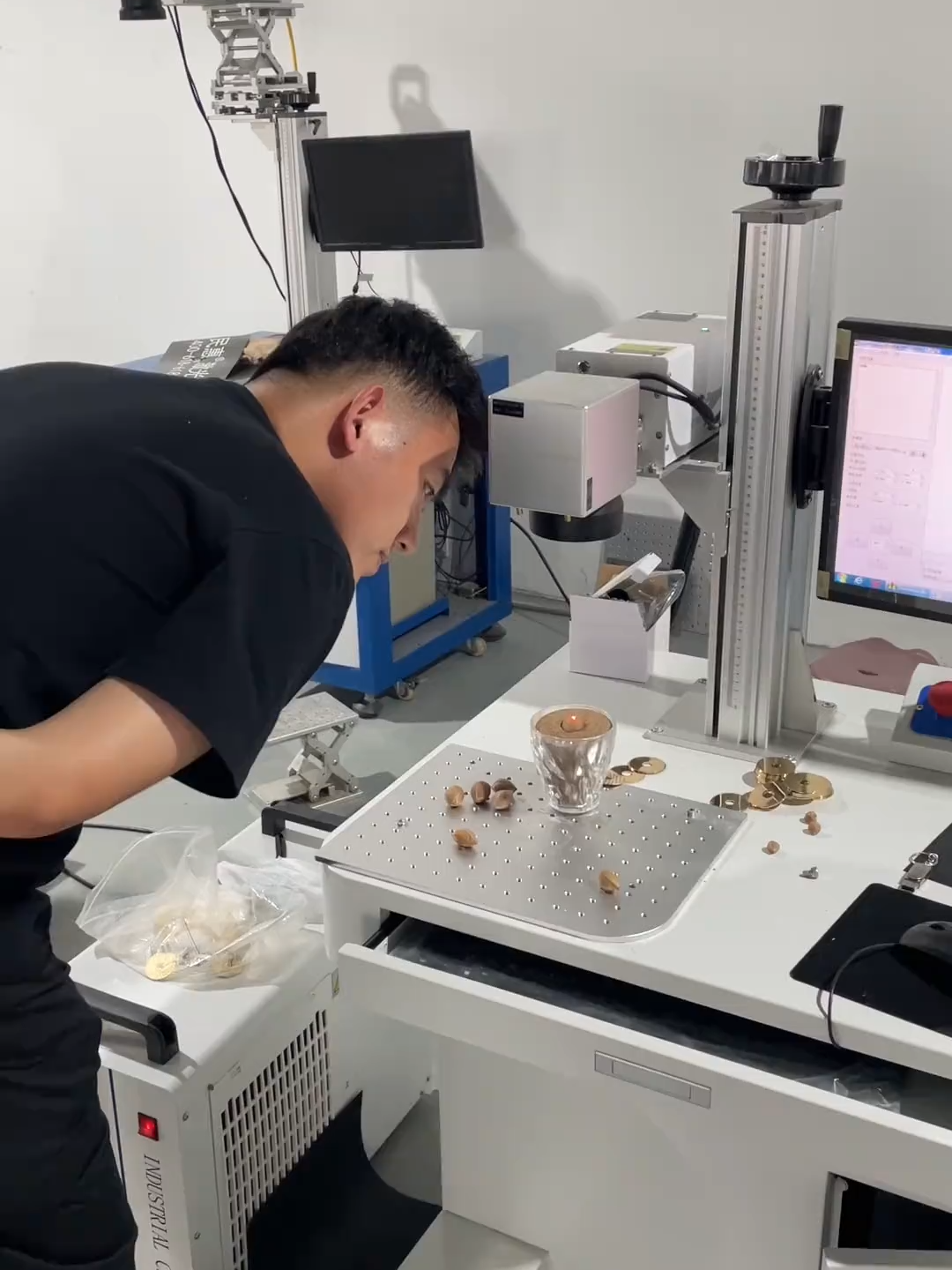 小小的一个橄榄核竟然可以雕刻上18个形态各异的人物像 #激光雕刻#橄榄核#激光浮雕