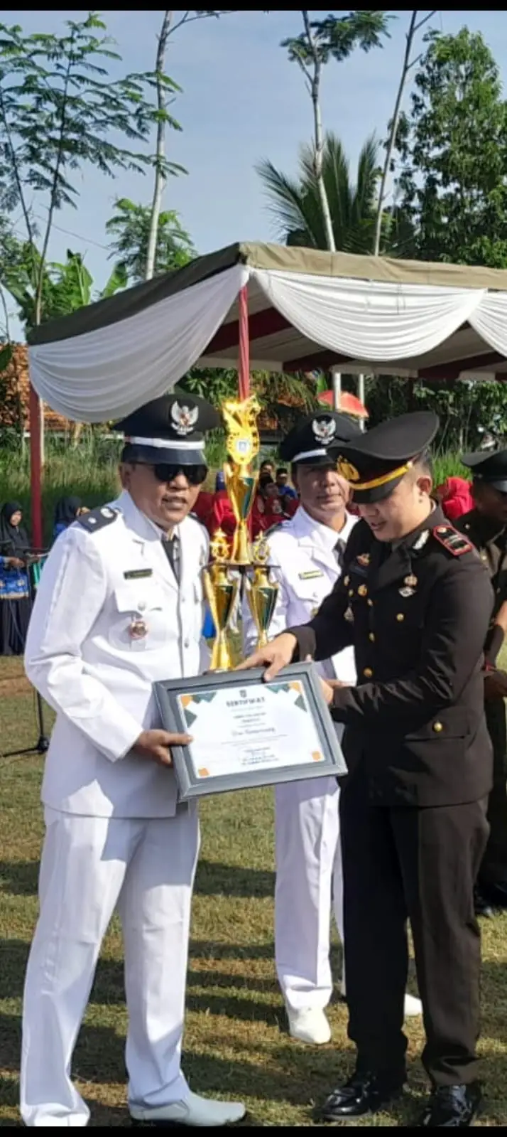Penerimaan penghargaan lomba pos kamling tingkat kecamatan juara II Tahun 2025 Semoga Desa Ranuwurung tetap kompak dan bersinergi  AMAN dan Sejahtera