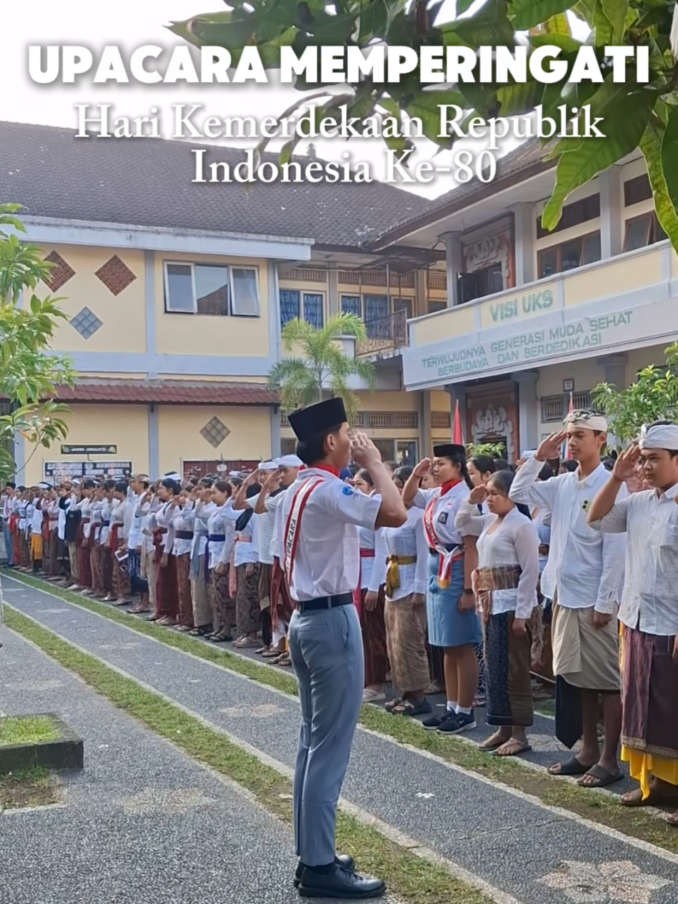 ✨🇮🇩 Dirgahayu Republik Indonesia ke-80 🇮🇩✨ Hari ini, keluarga besar SMK Negeri 1 Gianyar melaksanakan upacara bendera dalam rangka memperingati Hari Kemerdekaan RI ke-80 dengan penuh khidmat. Upacara ini juga dirangkaikan dengan penyerahan hadiah kepada siswa-siswi berprestasi, sebagai wujud apresiasi atas dedikasi dan kerja keras mereka. 🌟 Semoga semangat juang para pahlawan terus hidup dalam diri kita, dan prestasi gemilang terus lahir dari Oneska tercinta! ❤️💛 Produce by: @Jurnalistik Oneska  #DirgahayuRI80 #OneskaBerkarya #MerdekaBersama