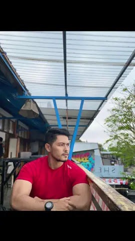 Kaos merah yang saya kenakan sesungguhnya merupakan simbol rasa terhadap negeriku tercinta, Dirgahayu Republik Indonesia. 80 tahun bukan sekadar angka ini adalah jeritan sejarah yang menagih janji kesejahteraan. Merdeka tak seharusnya hanya jadi slogan, tapi nyata di meja makan rakyat.” 🍂🇮🇩