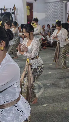 ~REJANG TAMAN SARI~ Sabtu, 16 Agustus 2025 • Nyanggra Rahina Tumpek Wayang Rahina Saniscara Kliwon Wuku Wayang • 📍Pura Segara Rupek, Banjar Gunung Peguyangan • Kesarengin olih : @st.dharma_yudha  #stt #kebaya #senitari #budayaindonesia #budayabali 