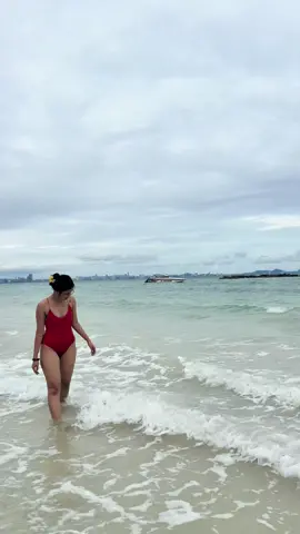 I will forever be in love with the sea breeze and ocean waves 🌊 #sealover #SeaPerson #kohlarn #fyp #SaltwaterTherapy