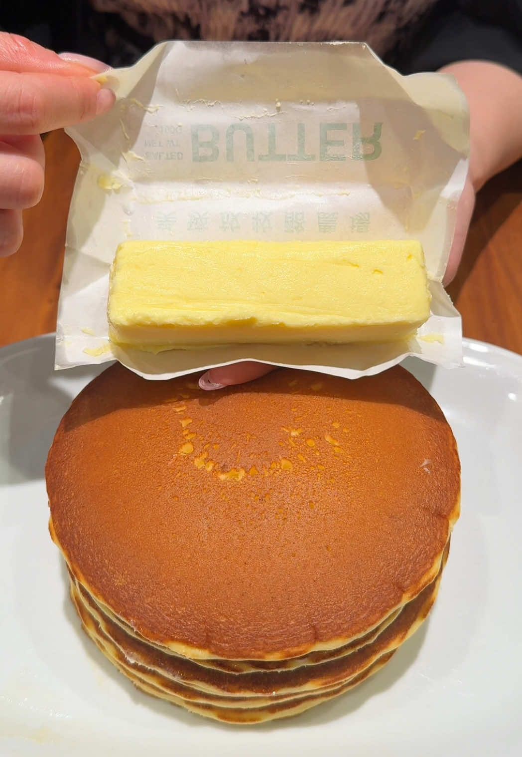 背徳的なバター丸ごと1本パンケーキ🥞 開店前から行列の出来るこのお店🏠 店頭で練り上げた出来たてのバターを丸ごと1本使うジャンキーなパンケーキが食べられる！ 圧倒的なバター量で多すぎるけど、お持ち帰りもできる🧈 📍BUTTER 美瑛放牧酪農場 / 東京 ￥1500～/人 ⏰営業時間：11:00〜19:00 💤定休日：なし 🏠住所：〒100-0005 東京都千代田区丸の内２丁目４−１ 丸の内ビルディング B1 #東京グルメ #丸の内グルメ#tiktokfood 