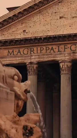 Những di tích của Rome chính là bản trường ca hùng vĩ của văn minh phương Tây 🇮🇹✨ – nơi hơn 2700 năm lịch sử được cô đọng trong từng phiến đá, từng vòm cổng. Giữa lòng thành phố, Diễn đàn La Mã (Foro Romano) từng là trái tim chính trị – tôn giáo – thương mại của đế quốc. Dẫu nay chỉ còn bệ đền và hàng cột sót lại, ta vẫn hình dung được sự huy hoàng của một thời vàng son. Kề bên, đồi Palatino – cái nôi khai sinh thành Rome – phủ đầy dấu vết cung điện, nơi Caesar, Augustus và bao vị hoàng đế từng để lại bước chân. Đấu trường Colosseum với kiến trúc hình bầu dục và hệ thống hầm ngục dưới lòng đất, vẫn khiến nhân loại kinh ngạc trước sự thông minh và khát vọng giải trí của người La Mã. Đền Pantheon với mái vòm khổng lồ không cột chống, đường kính 43 mét, để ánh sáng và mưa rơi từ giếng trời, tạo nên một không gian thiêng liêng không gì sánh được. Ngoài thành, Khải hoàn môn Constantine và Khải hoàn môn Titus khắc ghi chiến thắng trong phù điêu đá. Còn Vương cung thánh đường Thánh Phêrô với mái vòm Baroque và quảng trường do Michelangelo thiết kế, là minh chứng cho sự kế thừa cổ điển trong thời Phục Hưng. Tất cả không chỉ là những khối đá, mà là cuộc đối thoại bất tận giữa quyền lực, niềm tin và nghệ thuật. Rome – “thành phố vĩnh hằng” – chính là bản chú giải sống động nhất cho lịch sử nhân loại. 🌿🏛️🌸 #TượngĐiêuKhắc #ThánhĐường #KiếnTrúc #ĐàiPhunNước