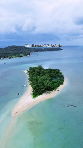 Me & You + Kotabaru= Definisi healing paling valid🏝️🌊 
 Mau rame-rame bareng travelmate baru di open trip? Atau lebih suka suasana intimate via private trip? 
 Tinggal pilih: join open trip atau bikin private trip versimu sendiri. Apa pun itu, @cahaya_trip siap bawa kamu buat explore semua destinasi yg ada di Kotabaru 
 Open Trip Teluk tamiang & Kerayaan 2025 
 AGT: 28-31
 SEP: 25-28
 OKT: 09-12 | 23-26
 NOV: 06-09 | 20-23
 DES: 11-14 | 25-28 | 30-02 
 Destinasi:
 Pantai pasir putih Teluk tamiang, Bukit lekke tedong, pulau Tanjung kunyit, Mercusuar tanjung kunyit, pulau Kerayaan, Pulau Kerayaan beccu, Coral Kerayaan, spot lumba-lumba(jika beruntung) 
 Include:
 * Stay 2N at villa Teluk tamiang
 * Full Board 4D3N 7x Meals During Trip
 * Premium Dokumentasi by @cahaya_trip 
 * Excellent Service by team @cahaya_trip  
 Detail Price: Rp. 1.450.000 /pax (Teluk tamiang)
 Rp. 1.950.000 /Pax 
 Meeting Point:
 📍Banjarmasin, Banjarbaru 
 Yang pengen join trip bareng kami, tapi tanggalnya ga match, tenang ajaa kami juga menyediakan private trip bebas pilih tanggal trip kalian sendiri 
 For More Info Detail Trip
 Whatsapp 1: 082350270661 #cahayatrip #bersamacahaya #kalsel #kalimantanselatan #berandakamu 