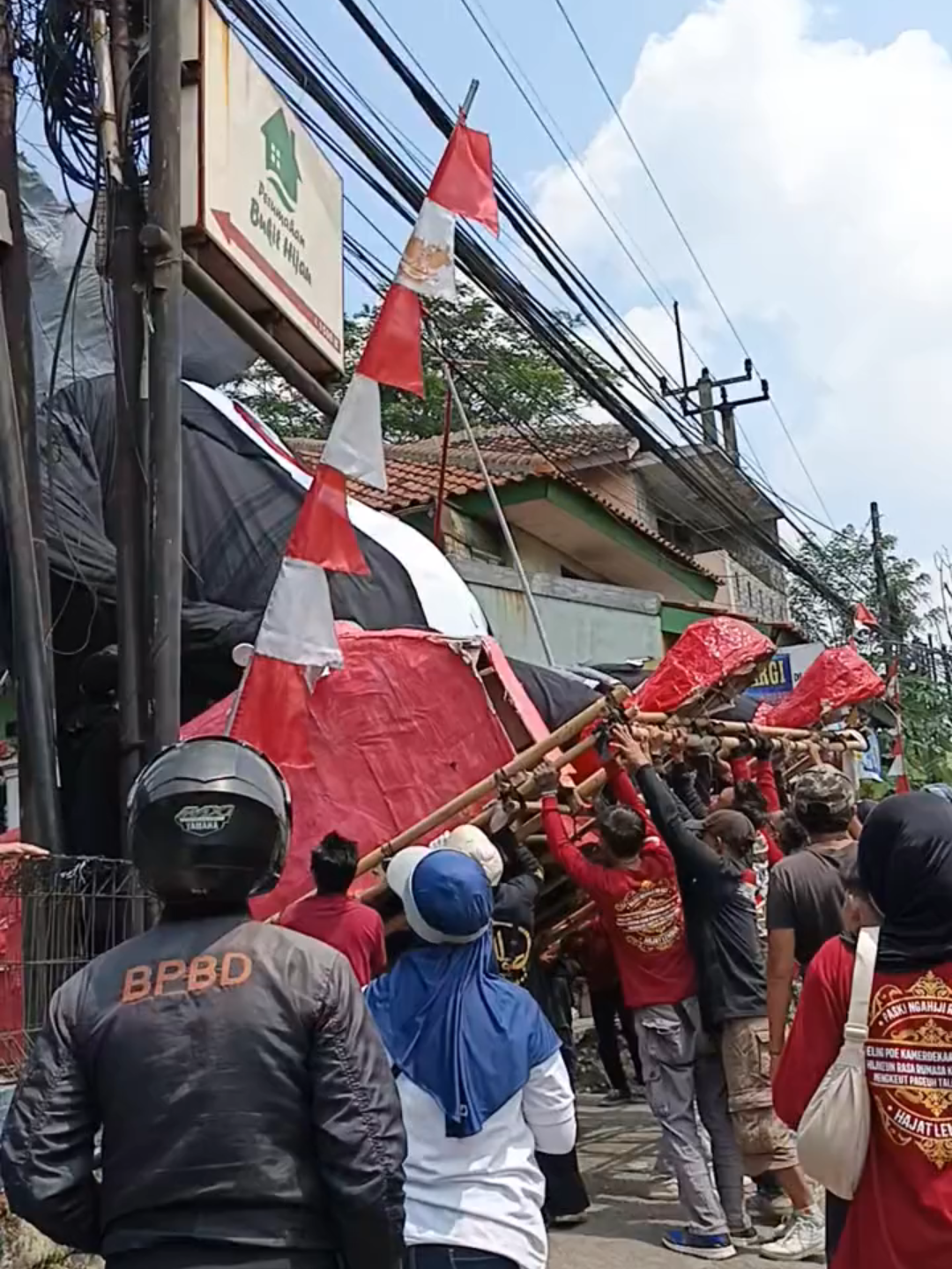 Proses keluarnya ogoh ogoh tikus berdasi dalam memeriahkan acara hut ri ke 80  #fyp #harikemerdekaan #17agustus #fypage