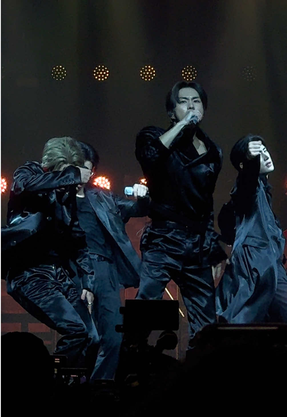 I can’t believe I took this video???! // future perfect (pass the mic) enhypen chicago walk the line tour in the us ! @enhypen  #enhypen  #kpop  #concert  #walktheline  #fyp 