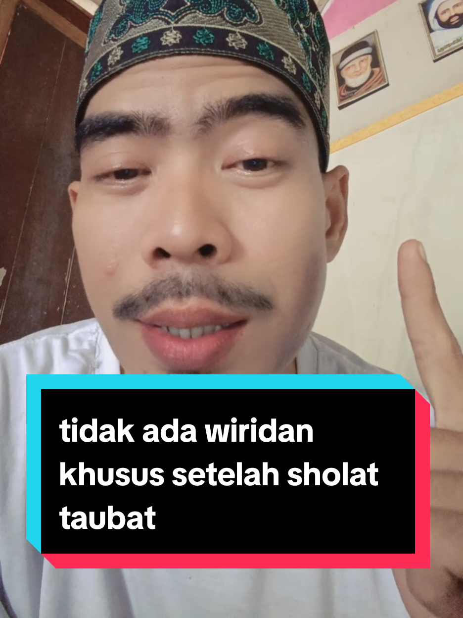 Membalas @yuyun.you Sholat taubat itu sederhana. Nabi ﷺ tidak menentukan doa khusus setelahnya. Yang terpenting: sholat 2 rakaat dengan khusyuk, lalu perbanyak istighfar dan doa memohon ampunan. 🤲 Tambahan wirid atau doa dari ulama itu baik, tapi jangan dianggap sebagai kewajiban. Karena yang utama adalah hati yang benar-benar ingin kembali kepada Allah. 🌸 #SholatTaubat #Istighfar #BelajarIslam #NgajiOnline #FiqihSholat 
