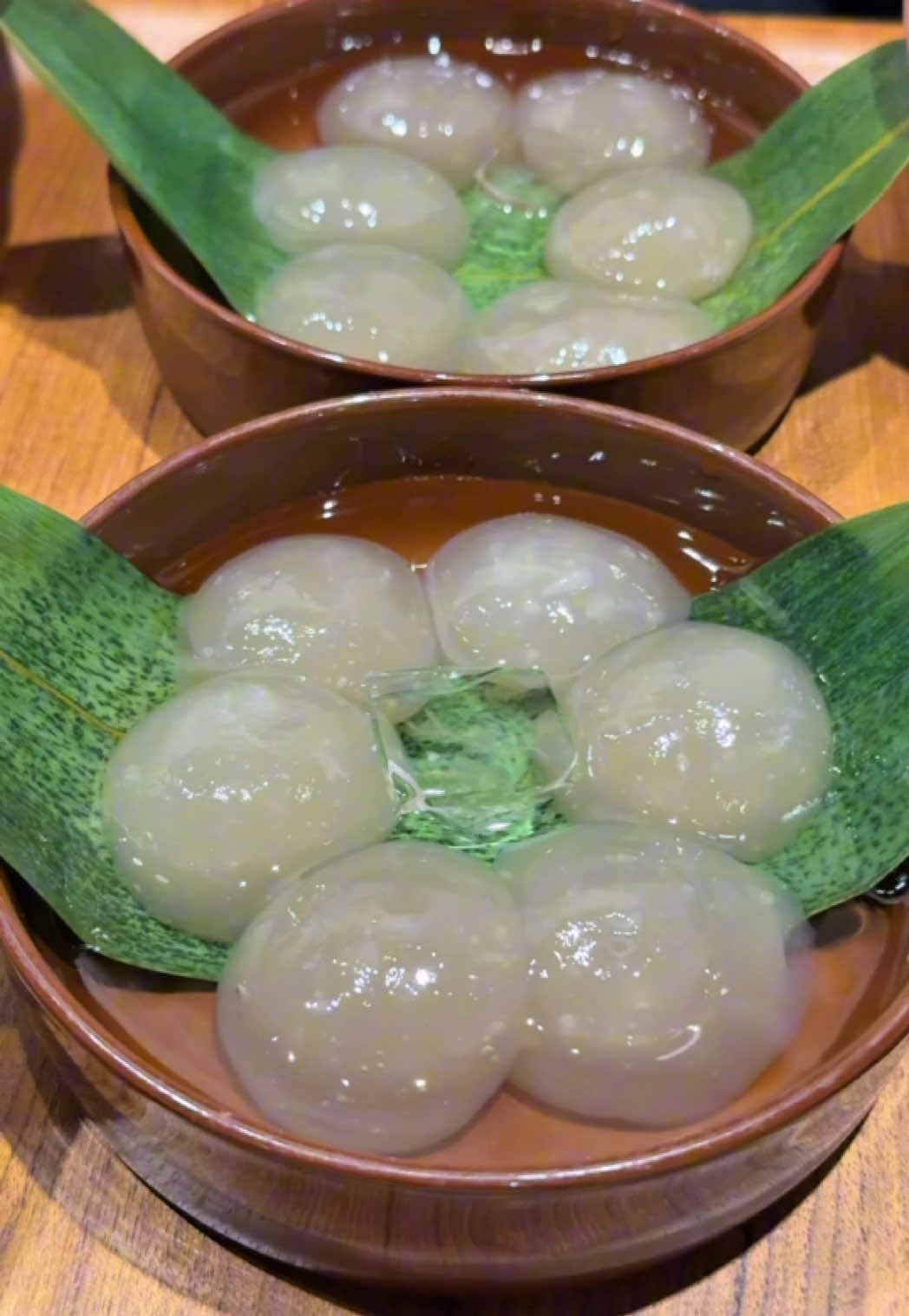 4種類の味が楽しめる“宝石のようなわらび餅” 氷水に浸かった、夏にぴったりの宝石のようなプルプルわらび餅を楽しめるお店❤️‍🔥 もちもちのわらび餅を2種類の浅煎り、深煎り栗粉、黒蜜をかけていただく🤤 どれも美味しいし、満足度高め！ 名古屋旅行の時は絶対に行って欲しいから、保存しといて🏷️ －－－－－－－－－－－－－－－ 動画の商品はこちら↓ 🍡きな粉と栗粉で味わうわらび餅(¥880) －－－－－－－－－－－－－－－ 🗾【店名】おかしな大地 from farm to spoon 覚王山店 📍【住所】 愛知県名古屋市千種区覚王山通9-15-2 DIS覚王山ビル 1F 💤【定休】不定休 ⏰【営業時間】10:00 〜 19:00 💰【料金】1000円〜 －－－－－－－－－－－－－－－ \ Warabi mochi that looks like edible jewels 💎🍡 / Chilled in ice water and perfect for summer — this sparkling warabi mochi is as beautiful as it is delicious. You get four gorgeous, chewy mochi pieces, enjoyed with two kinds of roasted kinako (light and dark), plus rich kuromitsu syrup 🤤 Each bite is packed with flavor, and the presentation makes it feel extra special. If you’re visiting Nagoya, this one’s a must. Save it now 🏷️ －－－－－－－－－－－－－－－ 🍡 Warabi Mochi with Kinako & Chestnut Powder – ¥880 【Okashina Daichi from Farm to Spoon – Kakuozan】 📍 1F DIS Kakuozan Bldg, 9-15-2 Kakuozan-dori, Chikusa-ku, Nagoya ⏰ 10:00–19:00 / Irregular holidays 💰 From ¥1,000 #名古屋グルメ #名古屋スイーツ #名古屋カフェ #名古屋 