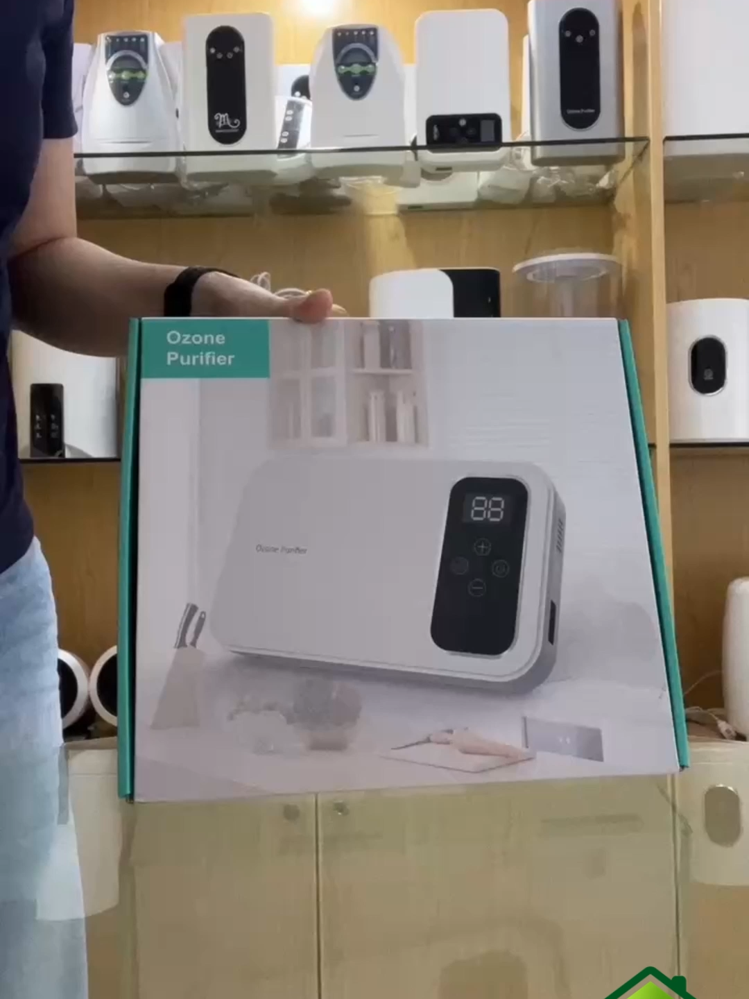 Modo de Uso del Ozonificador y Ionizador de Agua y Aire 6 en 1 Pronapresa Elimina bacterias, virus, olores y contaminantes del aire y el agua 🛒 De venta en en Pronapresa 👉 https://pronapresa.com/products/ozonificador-y-ionizador-de-agua-y-aire-6-en-1 Envío exprés a todo México ✈️🔥📦 Purifica e higieniza tu hogar con doble tecnología: este innovador dispositivo combina ozonificación e ionización simultáneamente, ofreciendo una limpieza profunda y protección total tanto en aire como en agua. ¿Por qué elegir este modelo? -Doble acción: ozonifica y ioniza (la mayoría solo ozonifican) -El ozono desinfecta agua y aire, elimina virus, bacterias y olores -La ionización libera millones de iones negativos que atrapan y eliminan polvo, polen, humo y contaminantes microscópicos -Ambiente más fresco, libre de alérgenos, con beneficios comprobados para la salud respiratoria -Diseño con doble salida de ozono (opcional) -Ningún ozonificador tradicional puede ofrecer la protección doble que te da este equipo. ¿Cómo funciona el Ozonificador y Ionizador 6 en 1? Ozonificación: genera ozono (O₃) capaz de destruir bacterias, virus, hongos, pesticidas y olores, desinfectando aire, agua, alimentos y superficies de forma segura. Ionización: libera iones negativos que se adhieren a partículas contaminantes del aire (polvo, polen, humo, PM2.5), haciéndolas caer y evitando que las respires, mejorando la calidad del aire y reduciendo alergias, asma y fatiga. Al unir ambas tecnologías, este purificador ofrece un doble beneficio: elimina contaminantes microscópicos y neutraliza olores mientras crea un ambiente más fresco, limpio y saludable. Beneficios de la combinación ozono + ionización Efecto sinérgico: Trabaja en conjunto con el ozono para una purificación completa. Agua más pura y saludable: elimina bacterias y pesticidas de frutas, verduras, carne y agua potable. Aire limpio y sin alérgenos: los iones negativos eliminan partículas microscópicas, mejorando la respiración. Ambientes libres de olores y gases: neutraliza tabaco, mascotas, cocina y compuestos químicos como formaldehído o tolueno. Previene enfermedades: elimina hasta el 99% de virus y bacterias, incluyendo COVID-19. Múltiples aplicaciones: desinfecta utensilios, ropa, biberones, superficies, higiene personal y oral. Usos prácticos del Ozonificador e Ionizador 6 en 1: Elimina cloro y patógenos del agua Elimina malos olores de la casa, nevera, coche Elimina el olor a tabaco Tratamiento contra la gingivitis y enfermedades periodontales. Purifica el ambiente y elimina reacciones alérgicas Limpia y desinfecta utensilios, biberones, estropajos, cepillos de dientes, etc. Alivio para dolores musculares y articulares Reduce el uso de antibióticos tras intervenciones dentales 6 funciones inteligentes en 1 equipo: Ioniza el aire: Uso continuo recomendado para aire fresco y limpio Conserva la frescura: Frutas, verduras, carnes, mariscos (5 min) Elimina pesticidas y bacterias: Plaguicidas en frutas y verduras (8 min) Esteriliza con ozono: Vajilla, biberones, juguetes, cavidad oral (10 min) Elimina malos olores: Cocina, baño, muebles, ambientador natural (15 min) Elimina toxinas: Ropa, utensilios, trapos (20 min) Características técnicas del Ozonificador y Ionizador 6 en 1: Producción de ozono: 800 mg/h Ion negativo: 20 millones pcs/cm³ Voltaje: 100-240V Potencia: 17W Tamaño: 260×163×46 mm Peso bruto: 1.23 kg Temporizador: 5-90 minutos, 9 niveles Pantalla LED y control táctil Material ABS y opción de montaje en pared Diseño con doble salida de ozono Incluye: 1 x Ozonificador e Ionizador de Agua y Aire 6 en 1 1 x Cargador 2 x Mangueras 2 x Piedras difusoras 1 x Manguera divisoria 1 x Par de clavos y taquetes 1 x Instructivo en español (PDF descargable)   Envío exprés a todo México ✈️🔥📦#TiendaOnline #TiendaEnLínea #PrevenciónEsSalud #TiendaNaturista #Pronapresa #TerapiasAlternativas