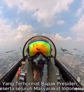 Pesawat Jet Tempur TNI melakukan aksi sejumlah manuver di langit Jakarta di gelaran HUT ke-80 RI di Istana pada Minggu (17/8/2025). Dalam kesempatan ini, Presiden Prabowo Subianto hadir dan memimpin upacara di halaman Istana Merdeka, Jakarta. #tniindonesia🇮🇩  #f16  #serunya17an 