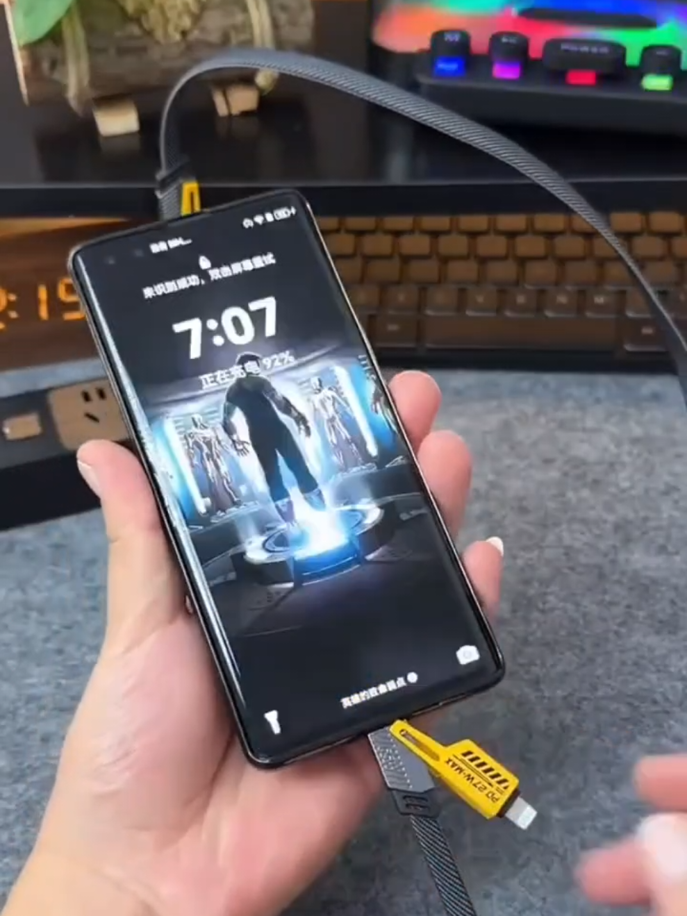 O cabo quatro em um que está dominando o TikTok! 💥 Carregamento super rápido com sessenta e cinco watts, compatível com diversos aparelhos e feito com fios de cobre de alta condutividade. Resistente, prático e sem enrolar. 🚀 Não perca essa oferta imperdível, clique no botão laranja agora e garanta o seu! #Tecnologia #AcessóriosCelular #Cabo4em1