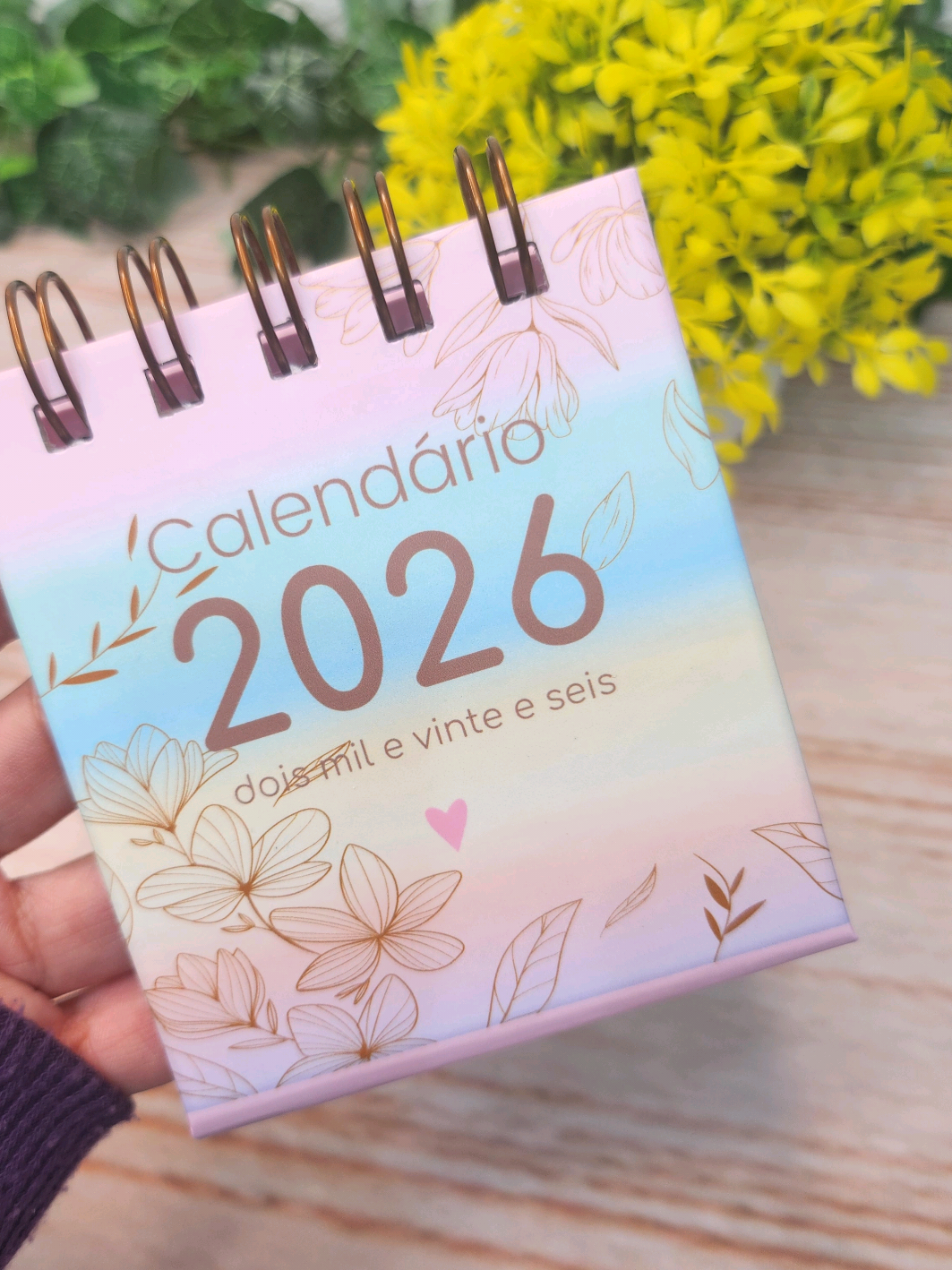 Já imaginou sua mesa mais linda e organizada em 2026?  Nossos Mini Calendário de Mesa 2026 chegou cheio de fofura,  cores suaves e muito amor! Perfeito para enfeitar, planejar e inspirar seus dias! Todos os meses no verso com frases motivacionais #Prypapelliê 