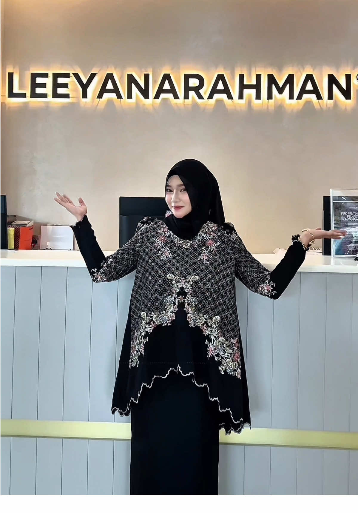 MENCARI BAJU KURUNG ? BAJU MELAYU ? JOM DATANG RAMAI RAMAI KE BUTIK LEEYANARAHMAN UNTUK DAPATKAN HADIAH MANIS MANIS 🎁😍✨  Butik Beroperasi 📌 Isnin - Jumaat : 10:30am - 6:30pm  Sabtu - Ahad : 10:30am - 8:30pm  Lokasi : Ostia Bangi , Selangor 📍 #fyp  #foryou #leeyanarahman #butikleeyanarahman #viralvideo 