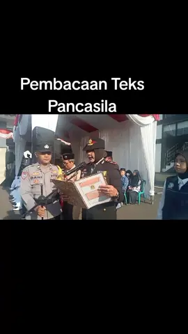 Kapolsek Dramaga IPTU Desi Triana SH, MH saat membacakan teks Pancasila pada upacara HIT RI ke 80 di Kecamatan Dramaga Kabupaten Bogor