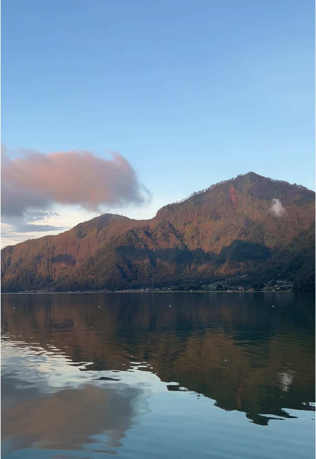 Hangat senja dari Danau Batur, Kintamani 🌄 #kintamani #bali  #danaubatur  #weekend  #vespa 