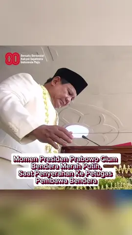 Momen haru, Presiden Prabowo cium bendera merah putih sebelum diserahkan ke pembawa bendera #prabowo #presiden #indonesia #17agustus #merdeka 