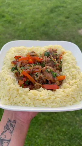 @✨Ievute🦊 @KALMETAL  🇱🇹 Ingredientai: 	•	1,5 kg kiaulienos 	•	6 svogūnai 	•	Druska 	•	1 a. š. cukraus 	•	1 a. š. pipirų 	•	1 a. š. aštrių paprikos miltelių 	•	Mėgstami mėsos prieskoniai 	•	8 skiltelės česnako 	•	1 paprika 	•	1,5 v. š. sojos padažo 	•	1 v. š. acto 	•	Mėgstami žalumynai 🇩🇪 Zutaten: 	•	1,5 kg Schweinefleisch 	•	6 Zwiebeln 	•	Salz 	•	1 TL Zucker 	•	1 TL Pfeffer 	•	1 TL scharfes Paprikapulver 	•	Lieblings-Gewürze für Fleisch 	•	8 Knoblauchzehen 	•	1 Paprika 	•	1,5 EL Sojasauce 	•	1 EL Essig 	•	Lieblingskräuter 🇬🇧 Ingredients: 	•	1.5 kg pork 	•	6 onions 	•	Salt 	•	1 tsp sugar 	•	1 tsp pepper 	•	1 tsp hot paprika powder 	•	Favorite meat spices 	•	8 garlic cloves 	•	1 bell pepper 	•	1.5 tbsp soy sauce 	•	1 tbsp vinegar 	•	Favorite herbs 🇷🇺 Ингредиенты: 	•	1,5 кг свинины 	•	6 луковиц 	•	Соль 	•	1 ч. л. сахара 	•	1 ч. л. перца 	•	1 ч. л. острой паприки (порошок) 	•	Любимые приправы для мяса 	•	8 зубчиков чеснока 	•	1 паприка 	•	1,5 ст. л. соевого соуса 	•	1 ст. л. уксуса 	•	Любимые зелёные #grill #kazan #grilling #FoodLover #FoodTok 