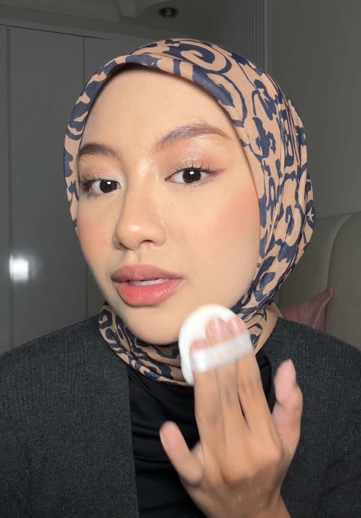 sea makeup loose powder ni, best buat touch up sebab dia terus tarik minyak without even kacau your makeup. trust me. so halus, no colour! 
