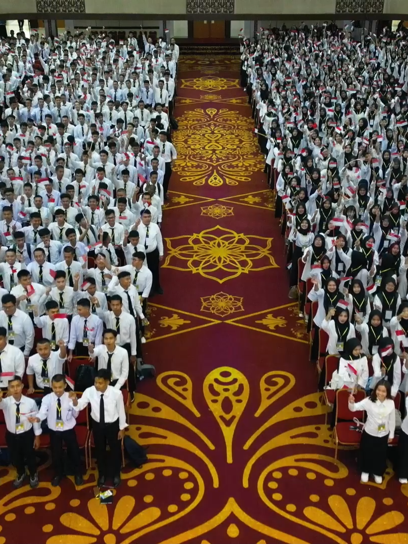 Rektor dan segenap keluarga besar Universitas Negeri Padang mengucapkan Dirgahayu Republik Indonesia ke-80. Bersatu Berdaulat Rakyat Sejahtera Indonesia Maju. Rekan UNP, mari kita lihat bersama keseruan rangkaian upacara peringatan Hari Kemerdekaan RI di kampus UNP 🇮🇩 #universitasnegeripadang #diktisaintekberdampak #kampusberdampak #80tahunkemerdekaanri #menjagapertiwidenganhatinhati #dirgahayurepublikindonesia #fyp #fypシ