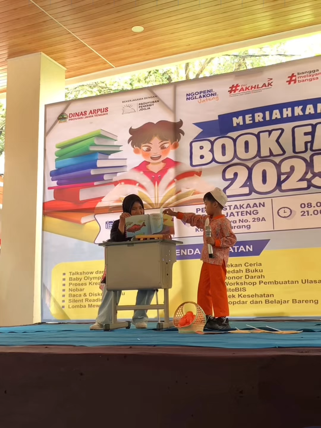 Dongeng seru dari bibir mungil!🙌🏻✨ Kamis (14/8/2025), Perpustakaan Wilayah Jateng riuh oleh suara anak-anak TK-B yang tampil dalam Lomba Bercerita. Penuh percaya diri, ekspresi, dan imajinasi, dimana setiap cerita mereka mengajak kita untuk masuk ke dalam dunia yang penuh warna🌈📖 Kegiatan ini juga merupakan bagian dari rangkaian Book Fair 2025, dimana acara ini menjadi langkah kecil untuk menuju generasi pecinta literasi📖✨ ---------- Baca Berita Terpercaya lainnya di www.suaramerdeka.com, dan unduh aplikasi Suaramerdeka.com di App Store dan Play Store. #suaramerdeka #suaramerdekacom #suaramerdekanetwork #bookfair2025 #perpustakaan #perpustakaanprovinsijateng #jawatengah #semarang