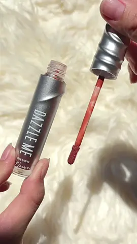 siapa sangka harganya cuma 30an ajaa!!😭 packaging nya juga lucuu bgttbgtttbgtt!!🫶🏻🌷 #dazzleme #dazzlemebeauty #lipvinyl #dazzlemelipvinyl #fypシ 