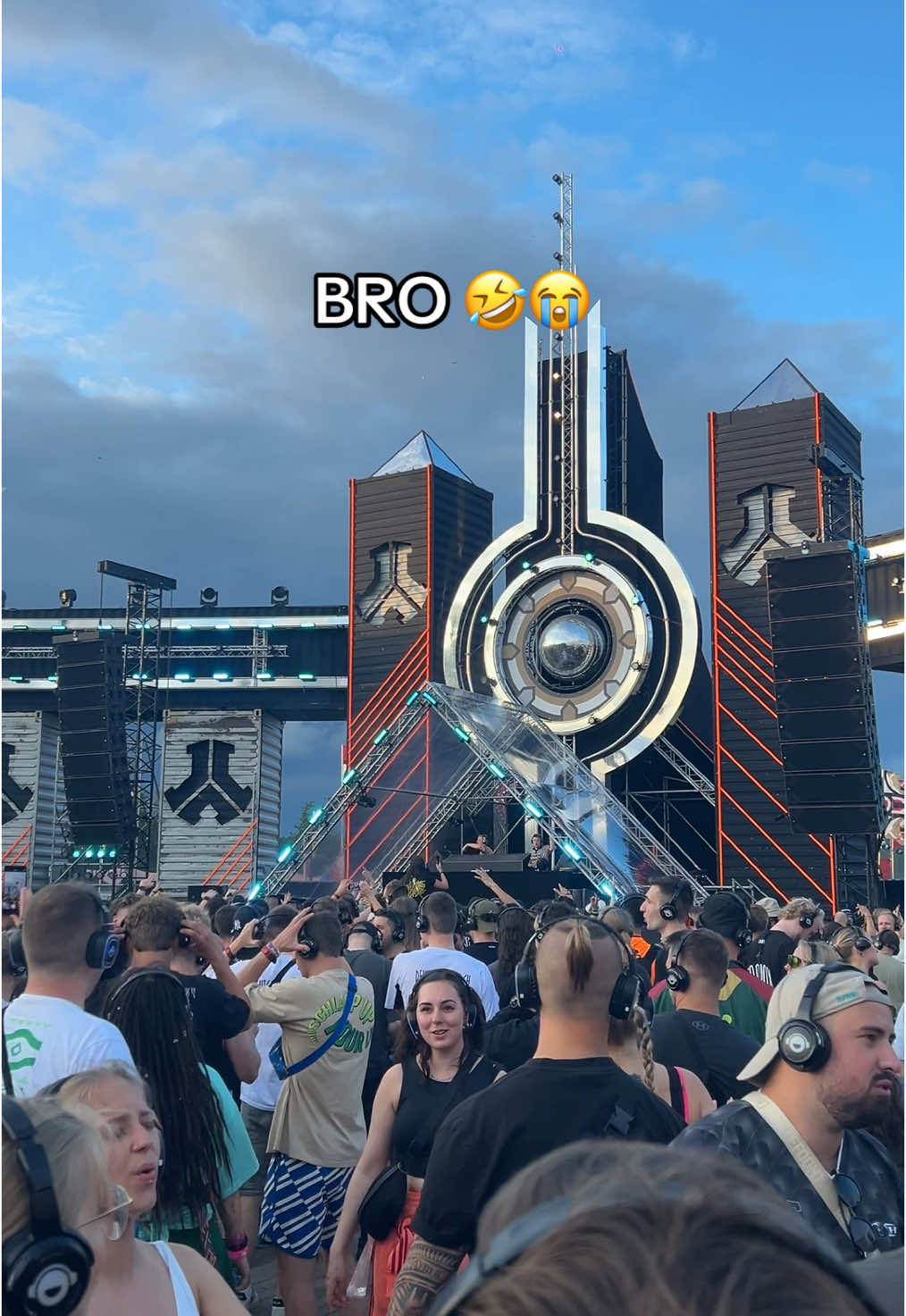 silent discos are doing us dirty 🤣😭 #theravetwins #ravetwins #rave #defqon #viral #silentdisco #funny #netherlands #fyp