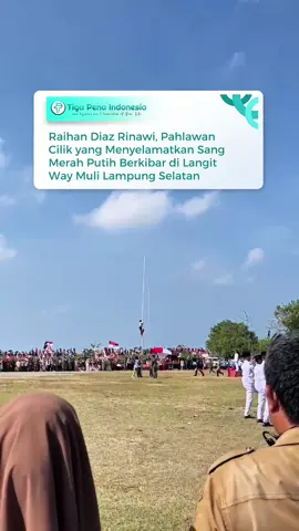 Detik sakral pengibaran Sang Merah Putih di HUT ke-80 RI di Lapangan Way Muli, Rajabasa, Lampung Selatan, sempat terhenti. Tali pengait bendera tiba-tiba putus, membuat suasana haru berubah menegangkan. Namun, di tengah momen genting itu, seorang bocah kelas V SDN 1 Way Muli, Raihan Diaz Rinawi, maju tanpa ragu. Dengan keberanian luar biasa, ia memanjat tiang bendera dan menyelamatkan prosesi pengibaran hingga Merah Putih kembali berkibar di langit Rajabasa. Tepuk tangan dan rasa bangga pun menggema. Raihan bukan sekadar bocah kecil, tapi simbol semangat kemerdekaan yang tetap hidup di generasi penerus bangsa. 📸: Istimewa #HUTRI80 #RaihanDiazRinawi #LampungSelatan #Rajabasa #WayMuli    