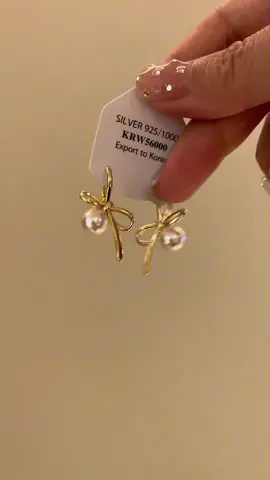 Sweet girls always have a special liking for bows.#OOTD #earrings 