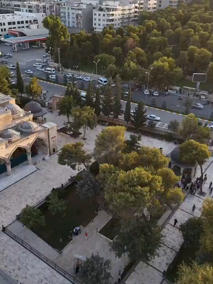 Şanlıurfa Valisi Hasan Şıldak, Eyüp Peygamber Camii’sinde yapılan çevre düzenlemesi ve peyzaj çalışmalarının ardından caminin yeni halini paylaştı. Vali Hasan Şıldak, Şanlıurfa’nın Eyyübiye ilçesinde bulunan Eyüp Peygamber Camii’nini halini sosyal medya hesabından paylaştı. “Eyüp Peygamber Camii şimdi daha güzel, daha bakımlı” diyen vali Şıldak, makamda yapılan çevre düzenlemesi ve peyzaj çalışmasıyla anlamına yakışan bir ferahlığa kavuştuğunu ifade etti. “DAHA GÜZEL, DAHA BAKIMLI…” Caminin düzenlenmiş halini paylaşan Şıldak, “Şanlıurfa’nın kendine has manevi ikliminin varlık gösterdiği en güzel mekanlardan biri olan Eyüp Peygamber Camii şimdi daha güzel, daha bakımlı… Her gün çok sayıda ziyaretçiyi ağırlayan içinde Eyüp Peygamber Sabır Makamının da yer aldığı bu kutsal mekan gerçekleştirdiğimiz çevre düzenlemesi ve peyzaj çalışmasıyla anlamına yakışan bir ferahlığa kavuştu… Eyüp Peygamber Kuyusu ve çevresinin de bakım onarımının yapıldığı çalışmalardan sonra Eyüp Peygamber Camii şimdi sizi yeni çehresi ile karşılıyor” dedi.