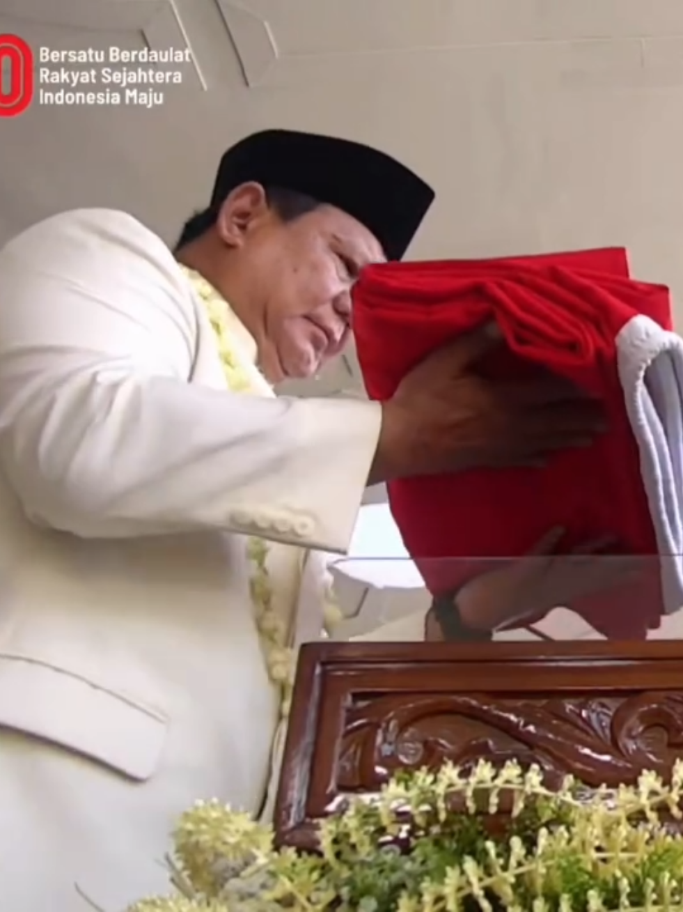begitu cintanya beliau dengan indonesia, semoga indonesia semakin membaik. #indonesia🇮🇩 #hutri80indonesia🇮🇩 #presidenprabowo 