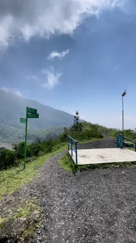 Bismillaah.. Ga bosen naik kesini karena banyak jalur yg berbeda jadi pasti beda suasananya.. MasyaAllah, tadinya mau parkir motor di jalur dekat tangga kuning qodarullah penuh jadi di arahin ke jalur tangga biru, gening naik tangga teh ripuhnya.. Alhamdulillah tapi sampai oge sih hehe #serunya17an #galunggung_tasikmalaya #masyaallahtabarakkallah 