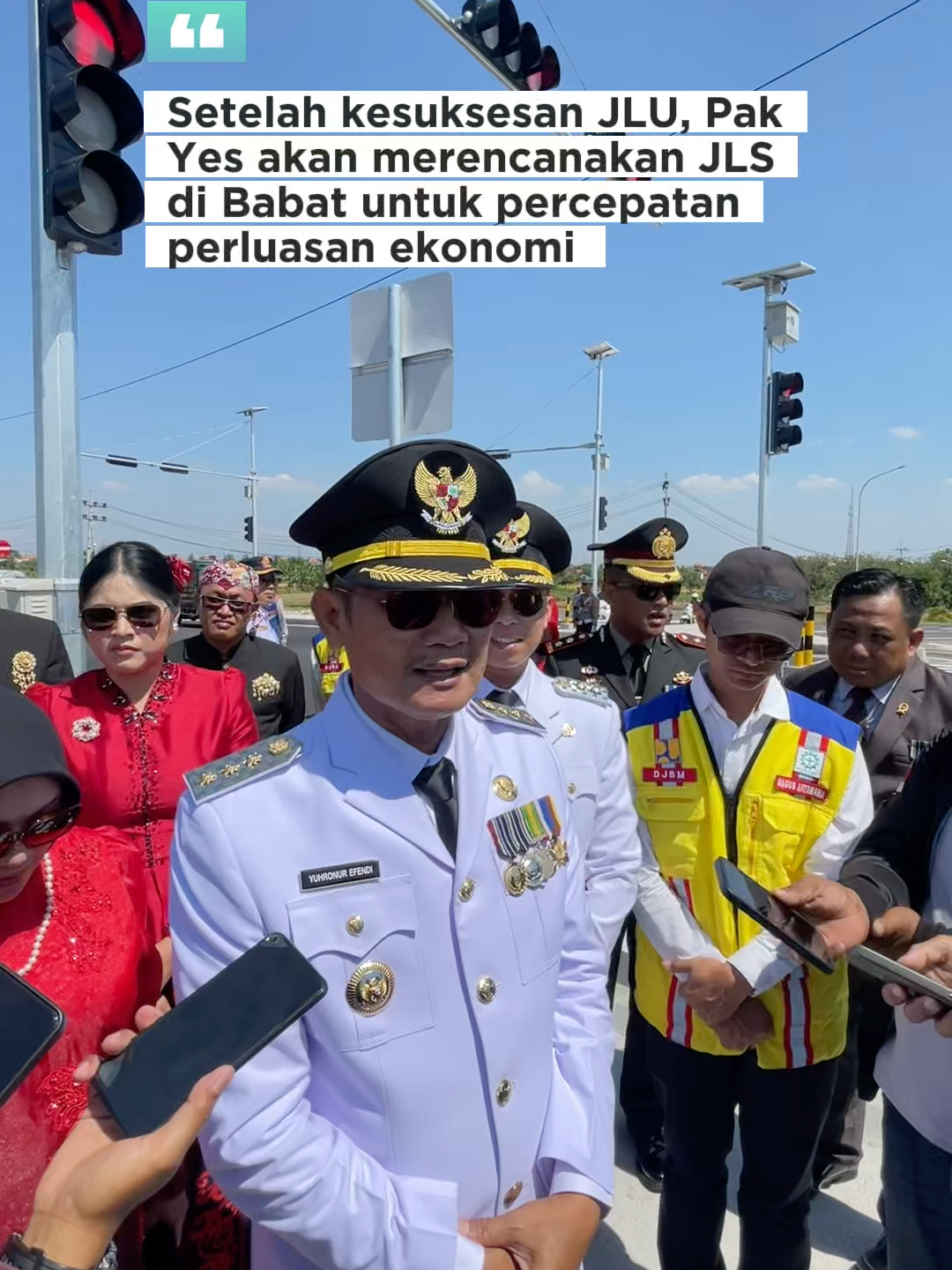 Sebuah momen bersejarah tercatat pada 17 Agustus 2025, ketika Bupati @yuhronur_yes bersama Balai Besar Jalan Provinsi Nasional (BBJPN) Jawa Timur menandai pengoperasionalan Jalan Lingkar Utara (JLU) Lamongan. Jalan yang telah dinantikan masyarakat selama lebih dari 20 tahun ini akhirnya dapat dimanfaatkan sebagai jalur alternatif yang mampu mengurai kemacetan, khususnya akibat adanya dua perlintasan rel kereta api yang membelah pusat kota. Tak hanya itu, kehadiran JLU juga diharapkan mampu mendorong pemerataan arus ekonomi, perluasan wilayah perkotaan, serta kelancaran mobilitas masyarakat dan pelaku usaha di Lamongan. . Ke depan, Bupati Lamongan menegaskan bahwa pembangunan infrastruktur strategis akan terus berlanjut. Salah satunya adalah Jalan Lingkar Selatan (JLS) Lamongan. Saat ini, sebagian besar lahan untuk JLS telah berhasil dibebaskan. . JLS nantinya akan difokuskan sebagai solusi kemacetan di kawasan Babat, sekaligus memperlancar distribusi barang dan jasa dari serta menuju Bojonegoro, Tuban, dan wilayah sekitarnya. . Dengan demikian, pembangunan jalan lingkar utara dan nantinya Jalan lingkar selatan diharapkan dapat menjadikan Lamongan semakin terkoneksi, berdaya saing, dan siap menjadi simpul pertumbuhan ekonomi di Jawa Timur bagian barat. #lamongan #megilan